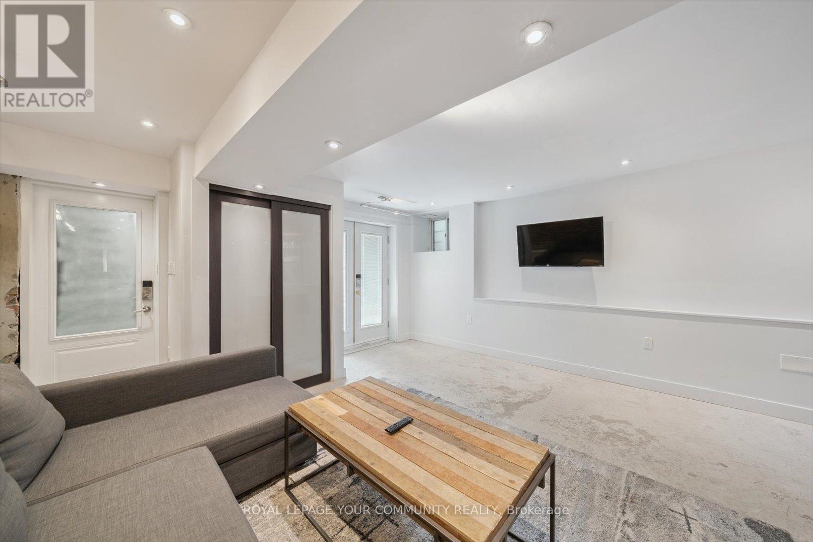 












218 BEATRICE STREET

,
Toronto,




Ontario
M6G3G1

