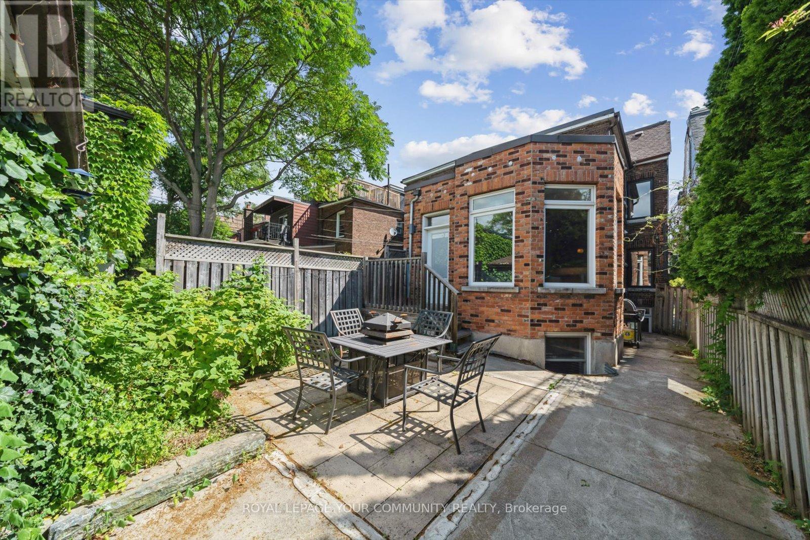 












218 BEATRICE STREET

,
Toronto,




Ontario
M6G3G1

