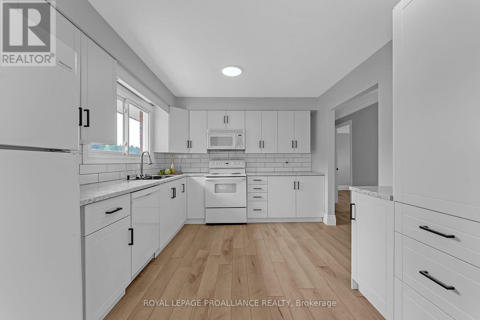 












42 ROSLIN ROAD

,
Belleville (Thurlow Ward),




Ontario
K0K2Y0

