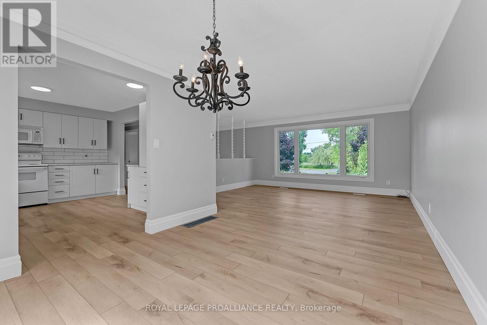 












42 ROSLIN ROAD

,
Belleville (Thurlow Ward),




Ontario
K0K2Y0

