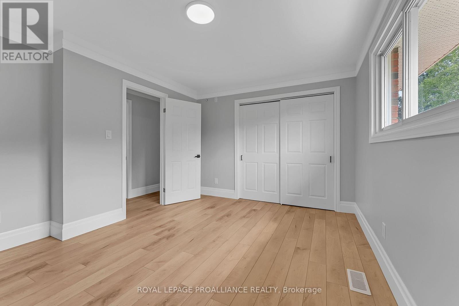 












42 ROSLIN ROAD

,
Belleville (Thurlow Ward),




Ontario
K0K2Y0

