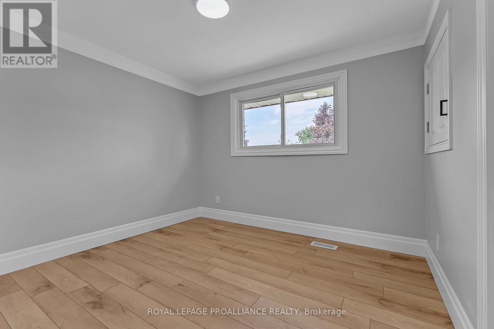 












42 ROSLIN ROAD

,
Belleville (Thurlow Ward),




Ontario
K0K2Y0

