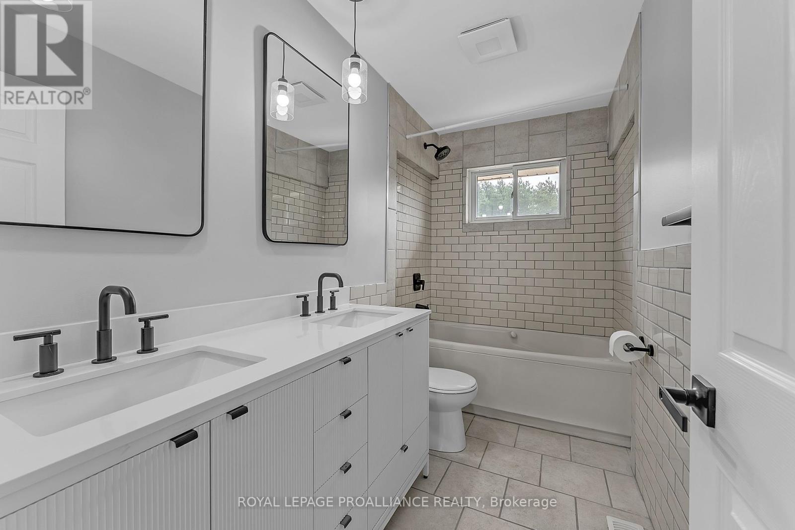 












42 ROSLIN ROAD

,
Belleville (Thurlow Ward),




Ontario
K0K2Y0

