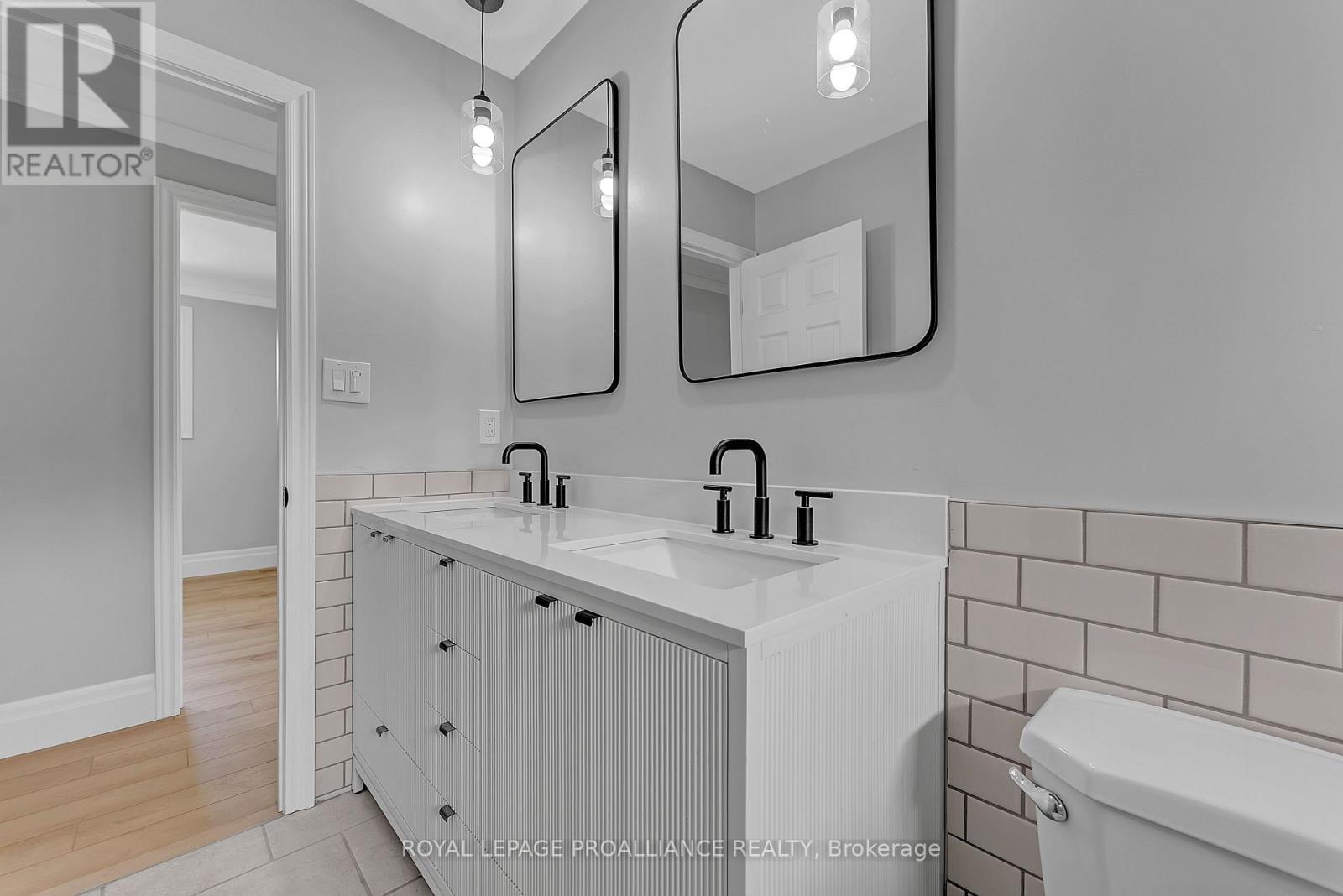 












42 ROSLIN ROAD

,
Belleville (Thurlow Ward),




Ontario
K0K2Y0

