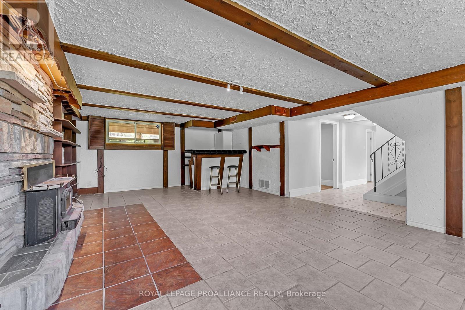 












42 ROSLIN ROAD

,
Belleville (Thurlow Ward),




Ontario
K0K2Y0

