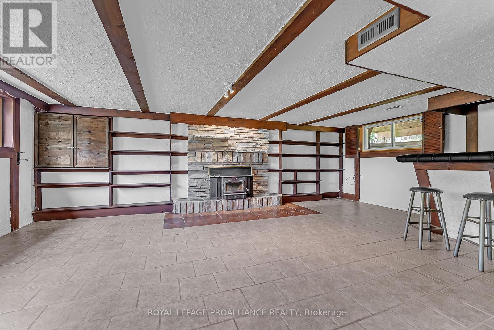 












42 ROSLIN ROAD

,
Belleville (Thurlow Ward),




Ontario
K0K2Y0

