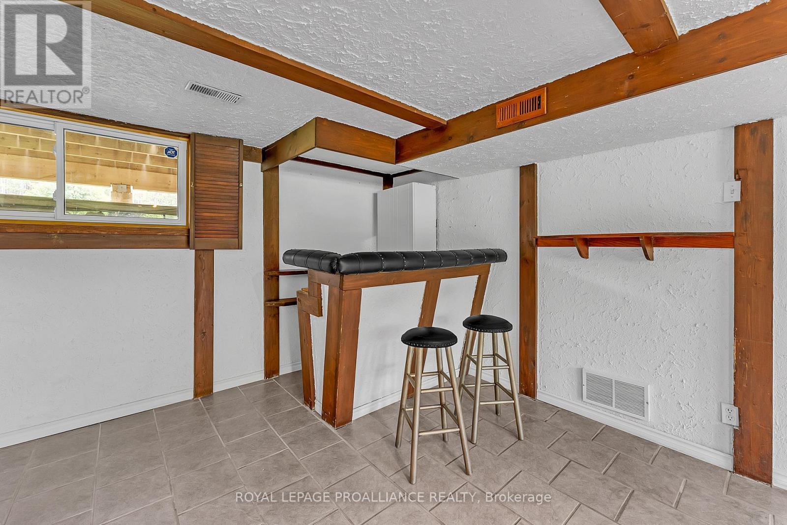 












42 ROSLIN ROAD

,
Belleville (Thurlow Ward),




Ontario
K0K2Y0

