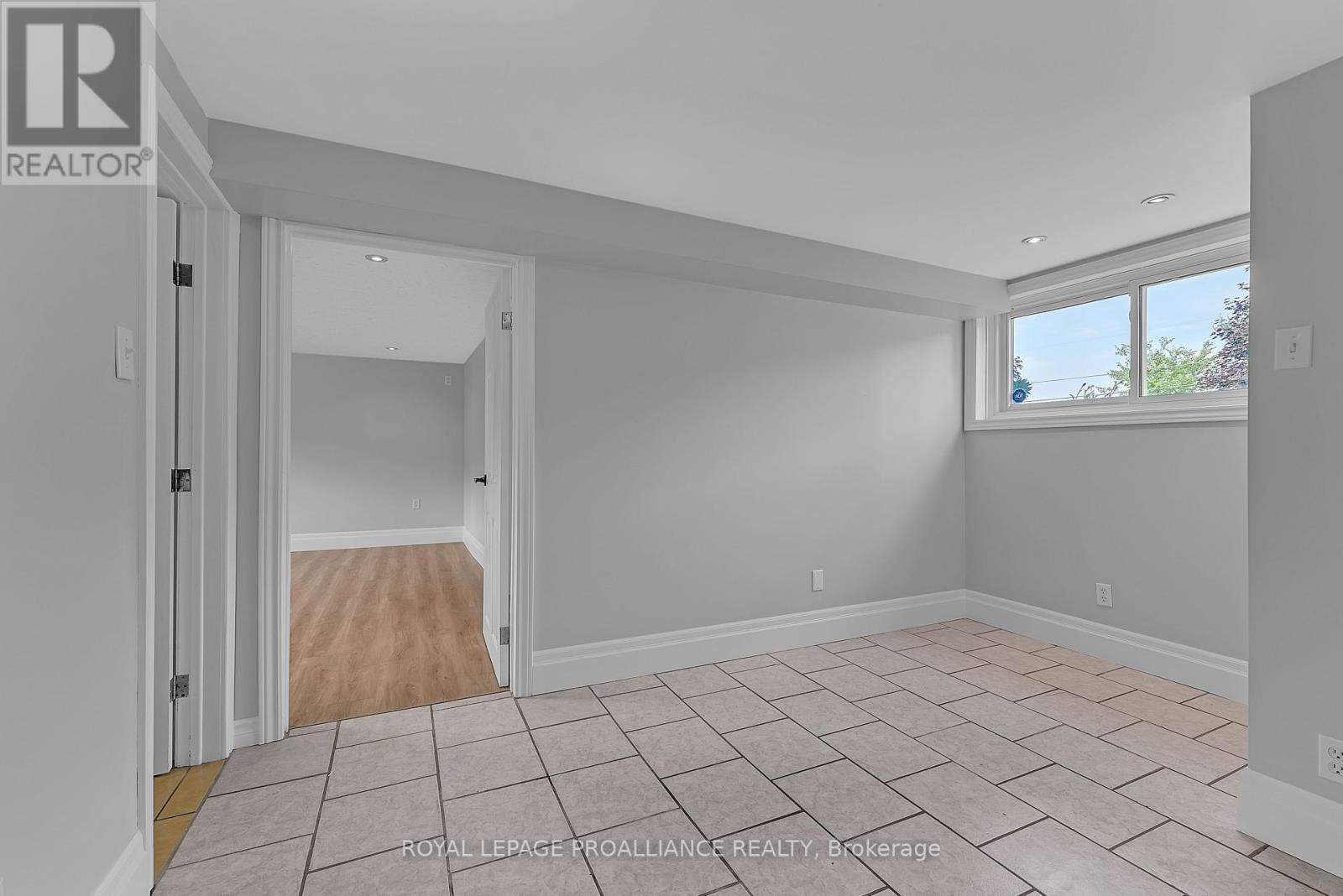 












42 ROSLIN ROAD

,
Belleville (Thurlow Ward),




Ontario
K0K2Y0

