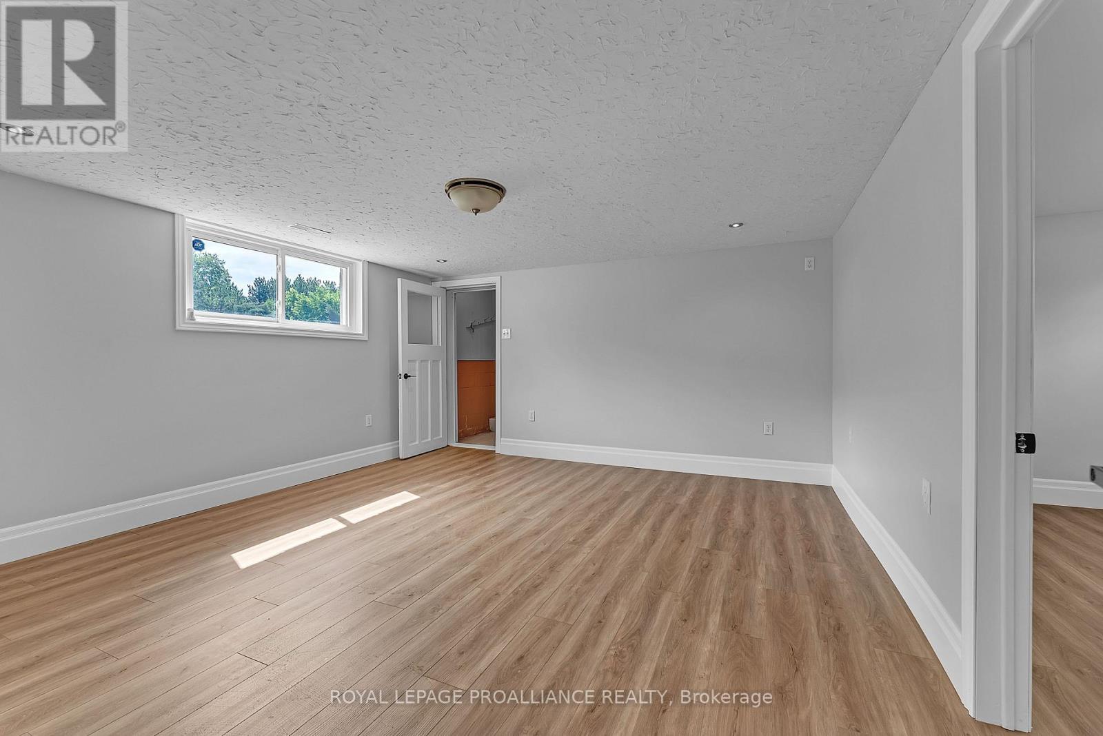 












42 ROSLIN ROAD

,
Belleville (Thurlow Ward),




Ontario
K0K2Y0

