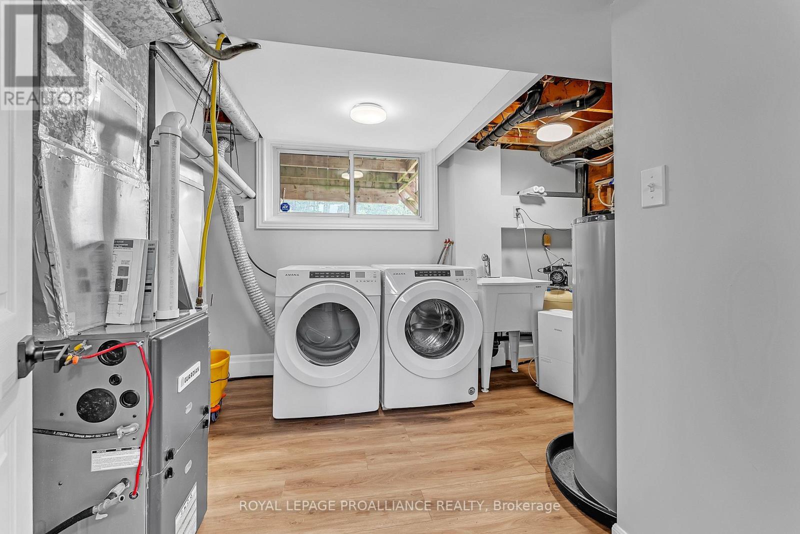 












42 ROSLIN ROAD

,
Belleville (Thurlow Ward),




Ontario
K0K2Y0

