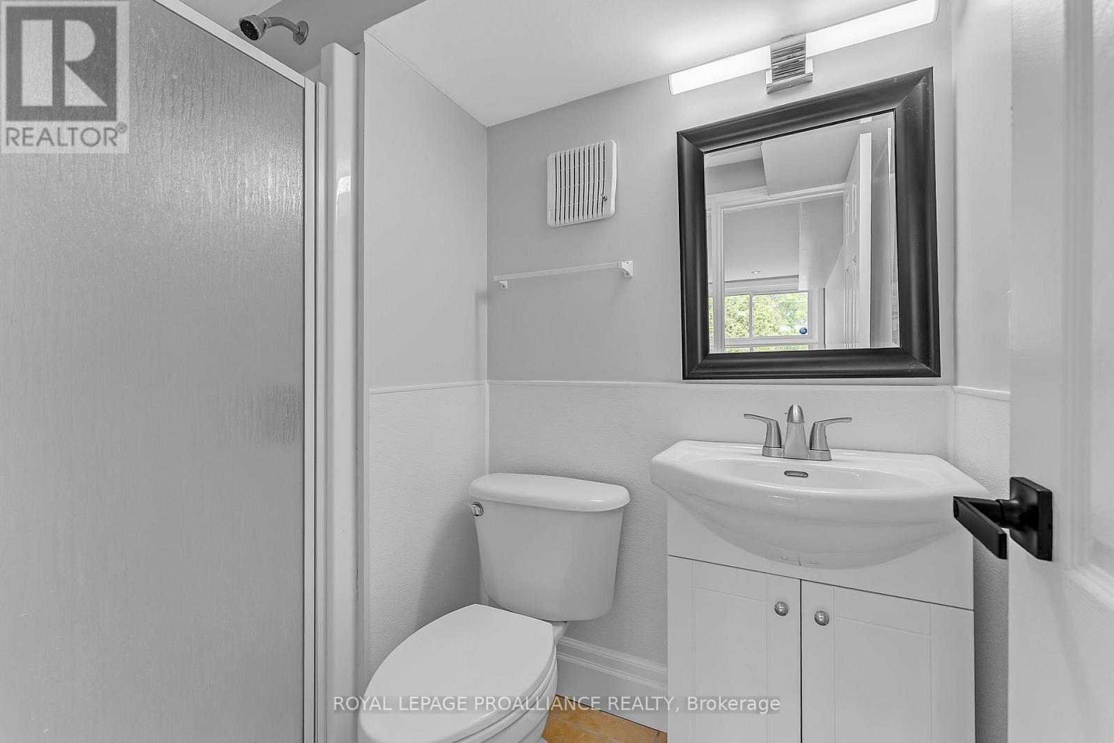 












42 ROSLIN ROAD

,
Belleville (Thurlow Ward),




Ontario
K0K2Y0

