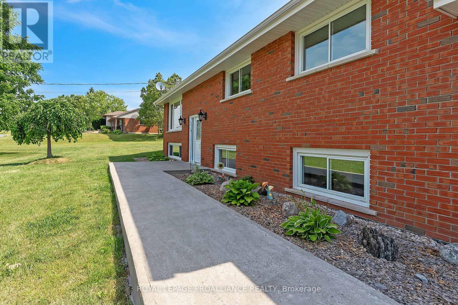 












42 ROSLIN ROAD

,
Belleville (Thurlow Ward),




Ontario
K0K2Y0

