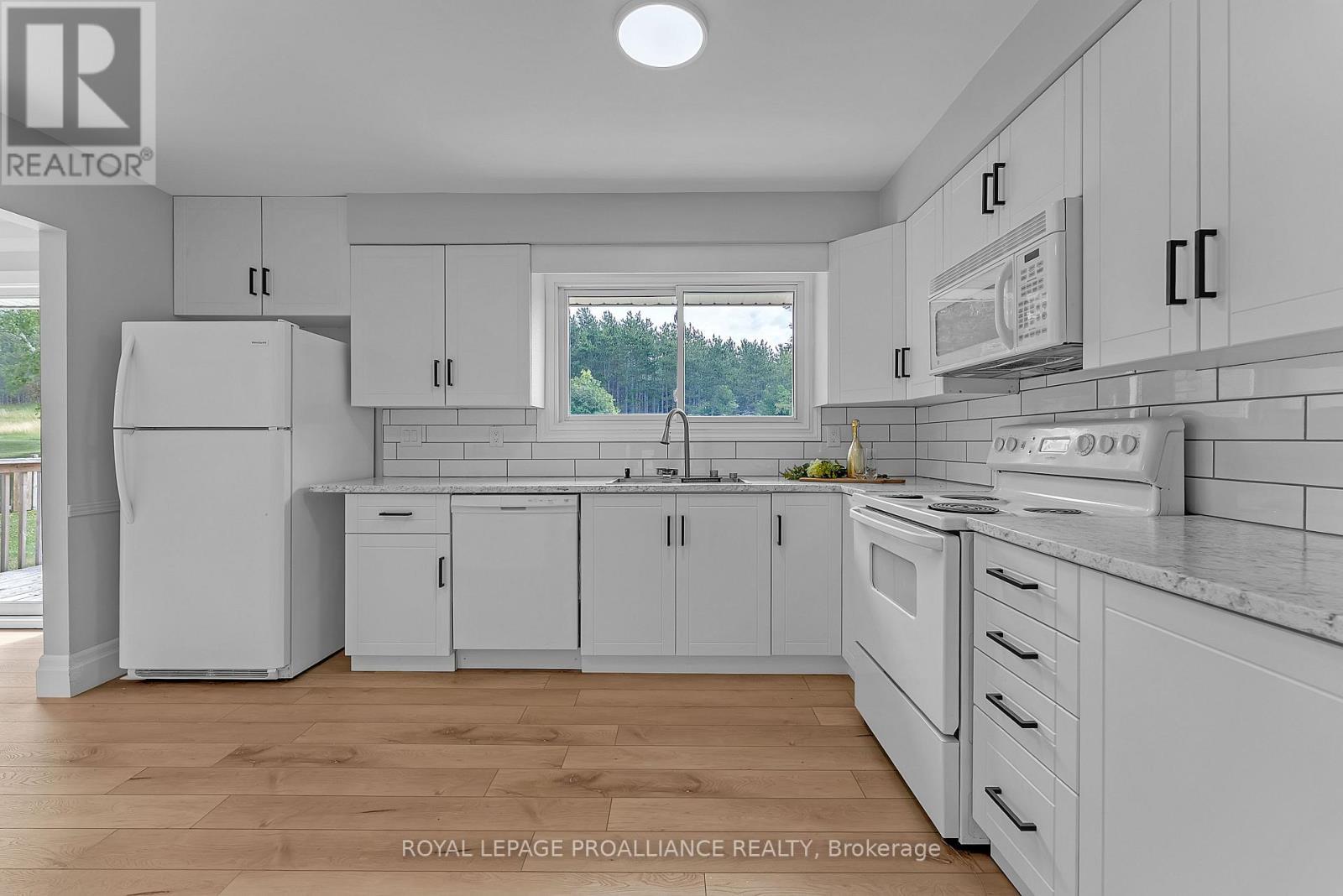 












42 ROSLIN ROAD

,
Belleville (Thurlow Ward),




Ontario
K0K2Y0

