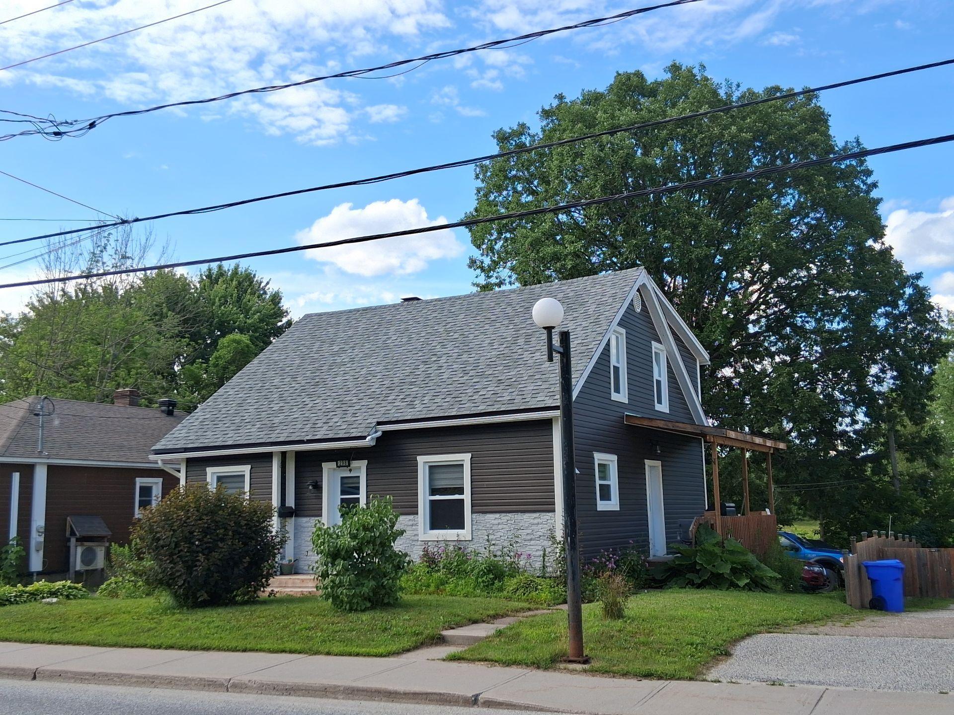 









298


Rue des Oblats

,
Maniwaki,




QC
J9E1G7

