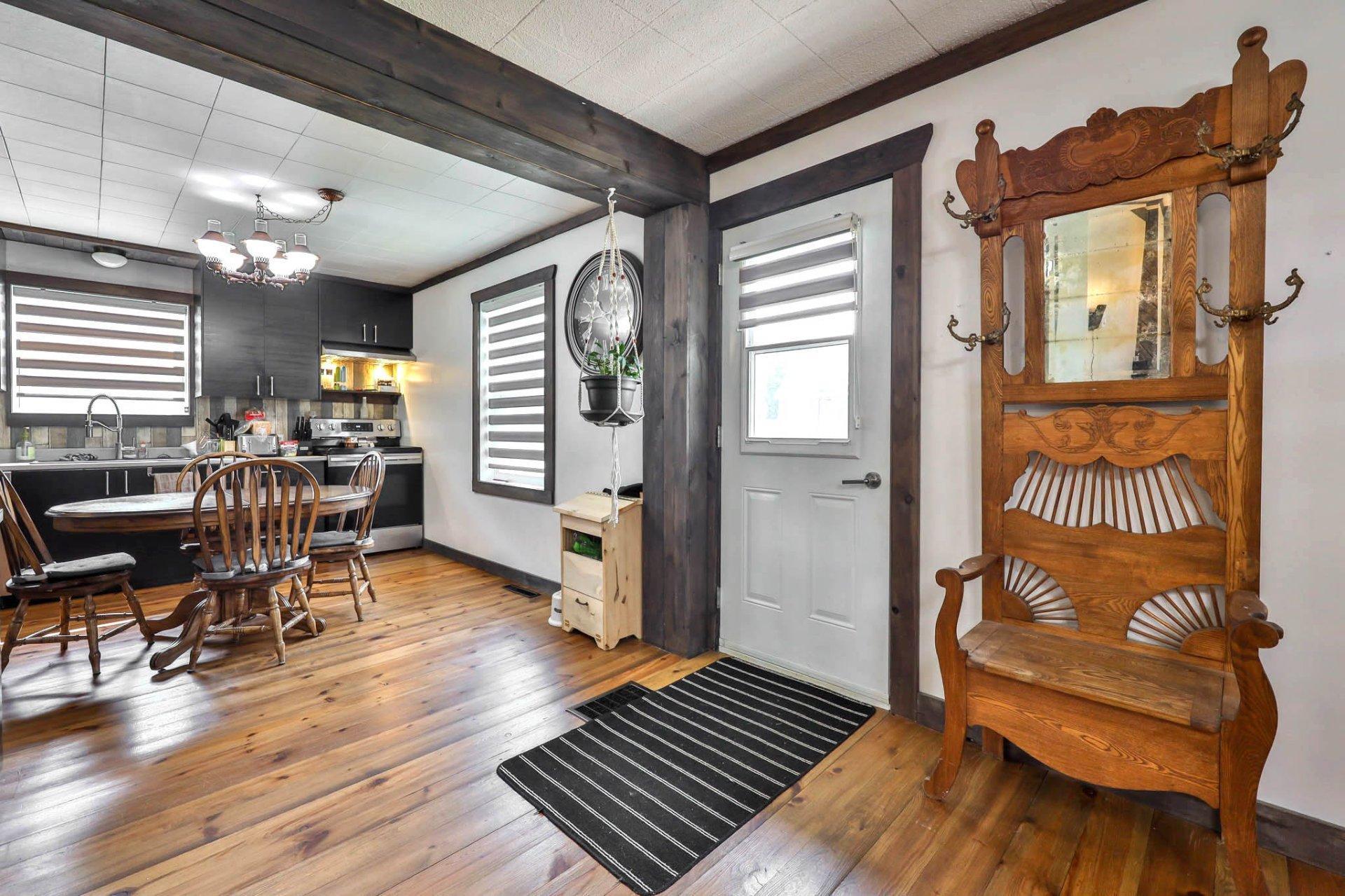 









298


Rue des Oblats

,
Maniwaki,




QC
J9E1G7

