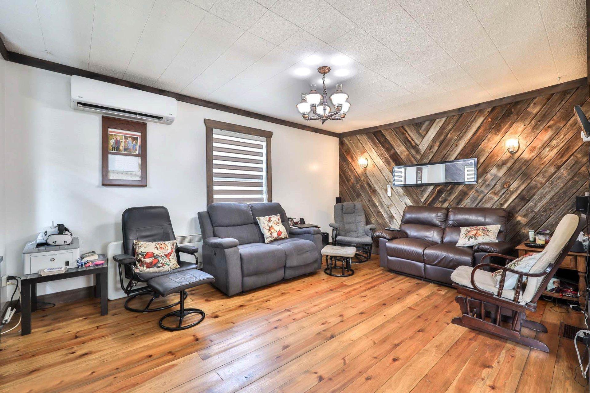 









298


Rue des Oblats

,
Maniwaki,




QC
J9E1G7

