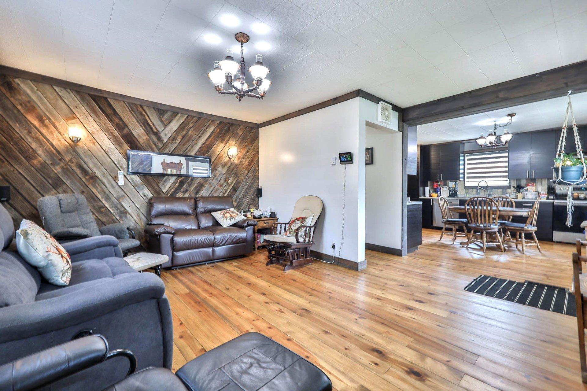 









298


Rue des Oblats

,
Maniwaki,




QC
J9E1G7

