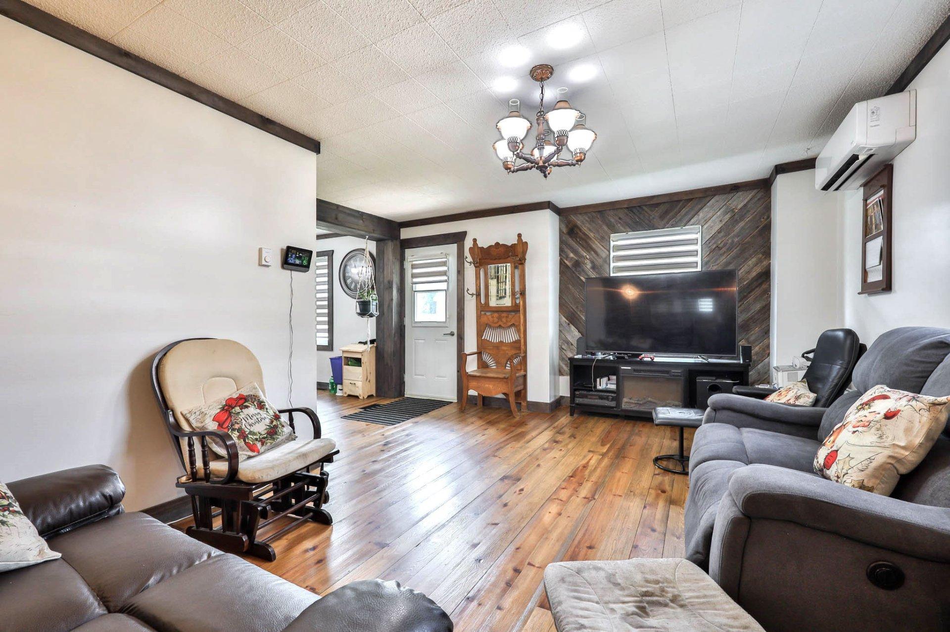 









298


Rue des Oblats

,
Maniwaki,




QC
J9E1G7

