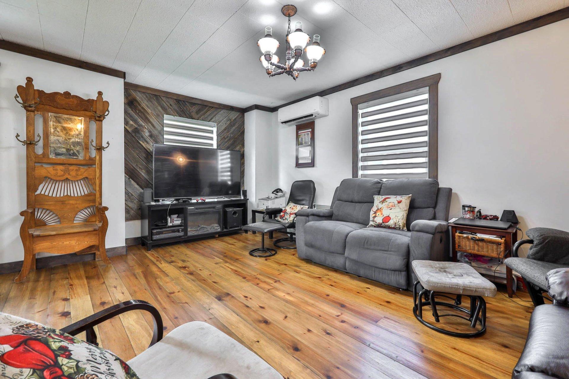 









298


Rue des Oblats

,
Maniwaki,




QC
J9E1G7

