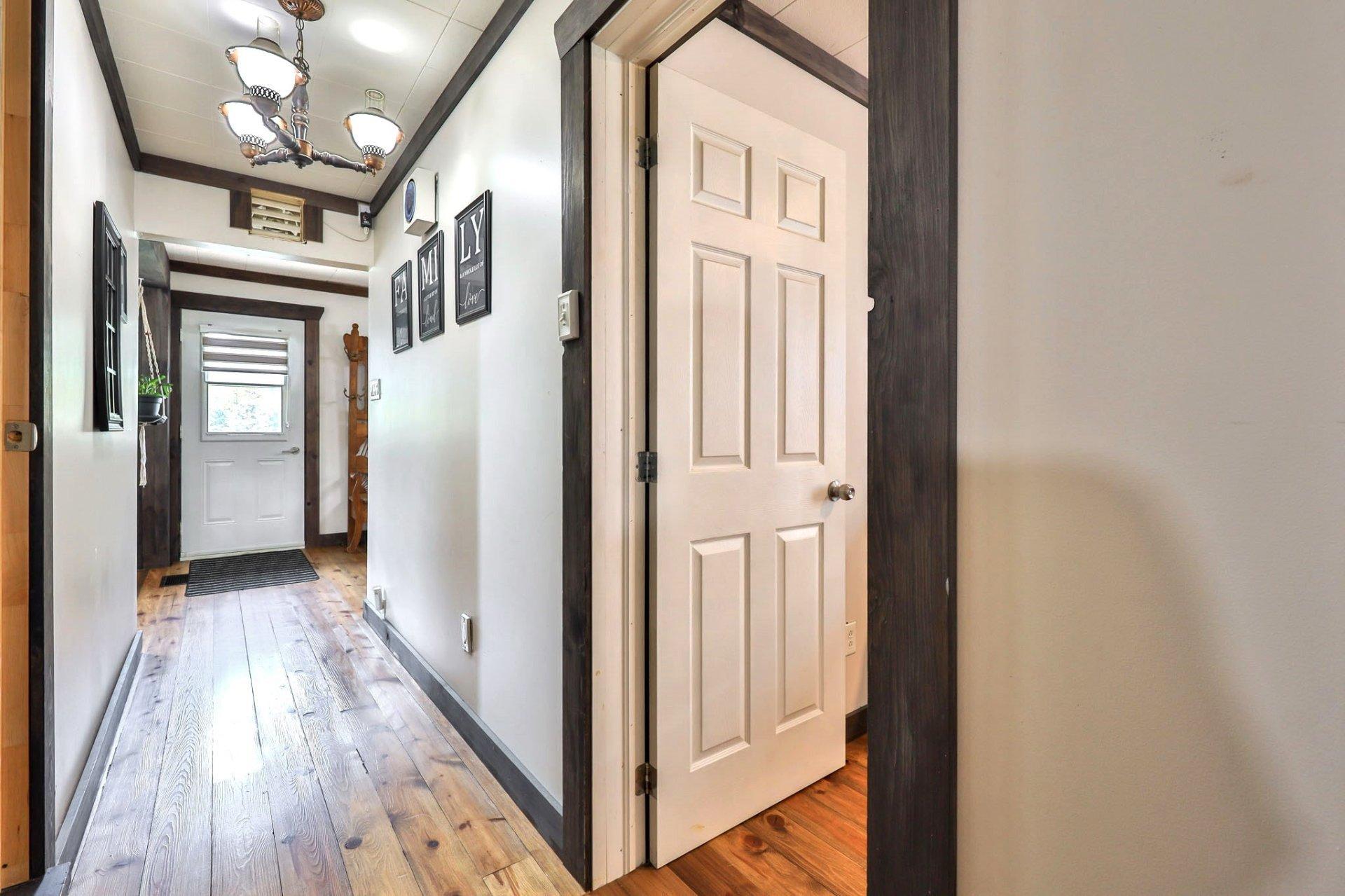 









298


Rue des Oblats

,
Maniwaki,




QC
J9E1G7

