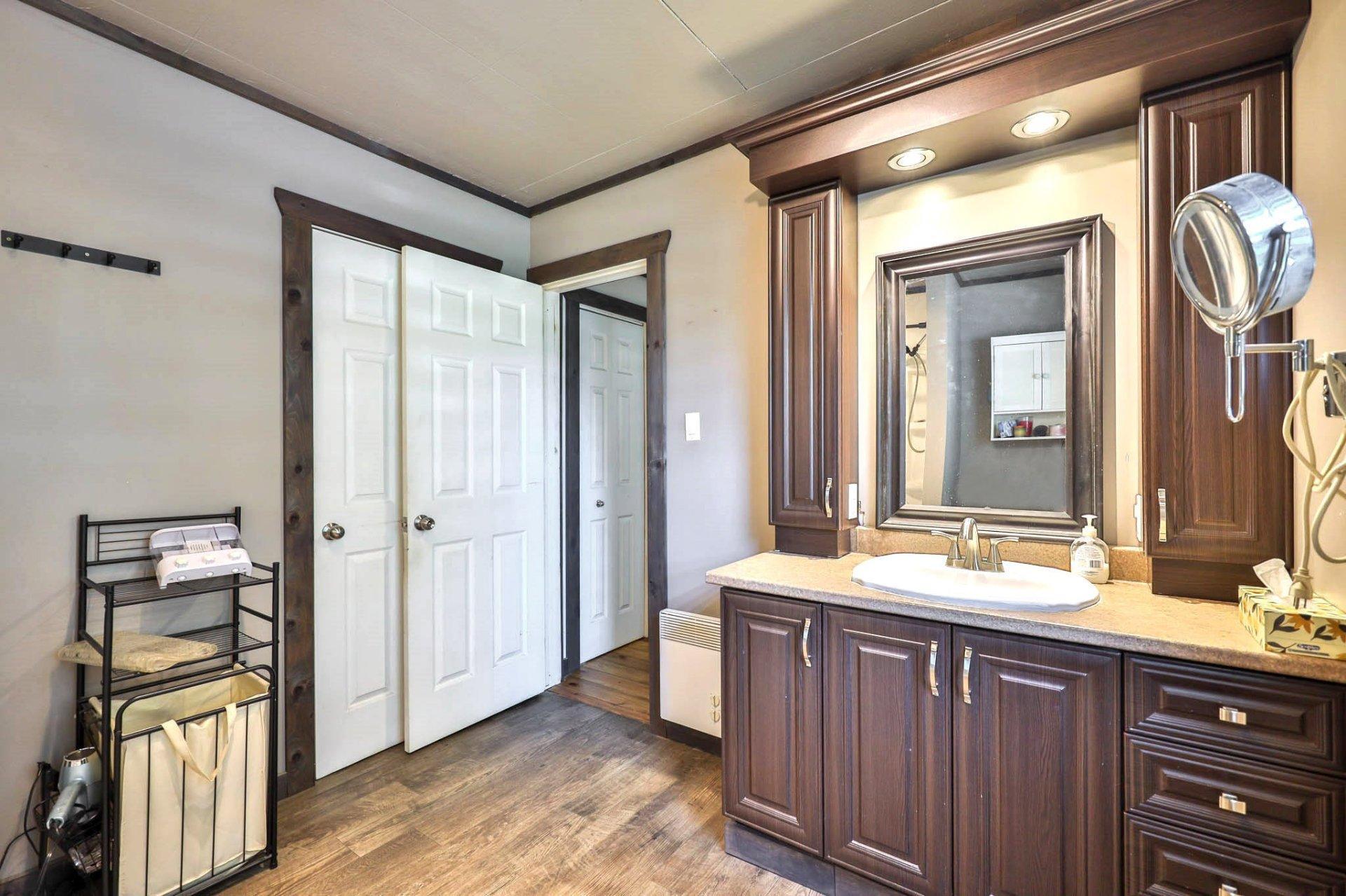 









298


Rue des Oblats

,
Maniwaki,




QC
J9E1G7

