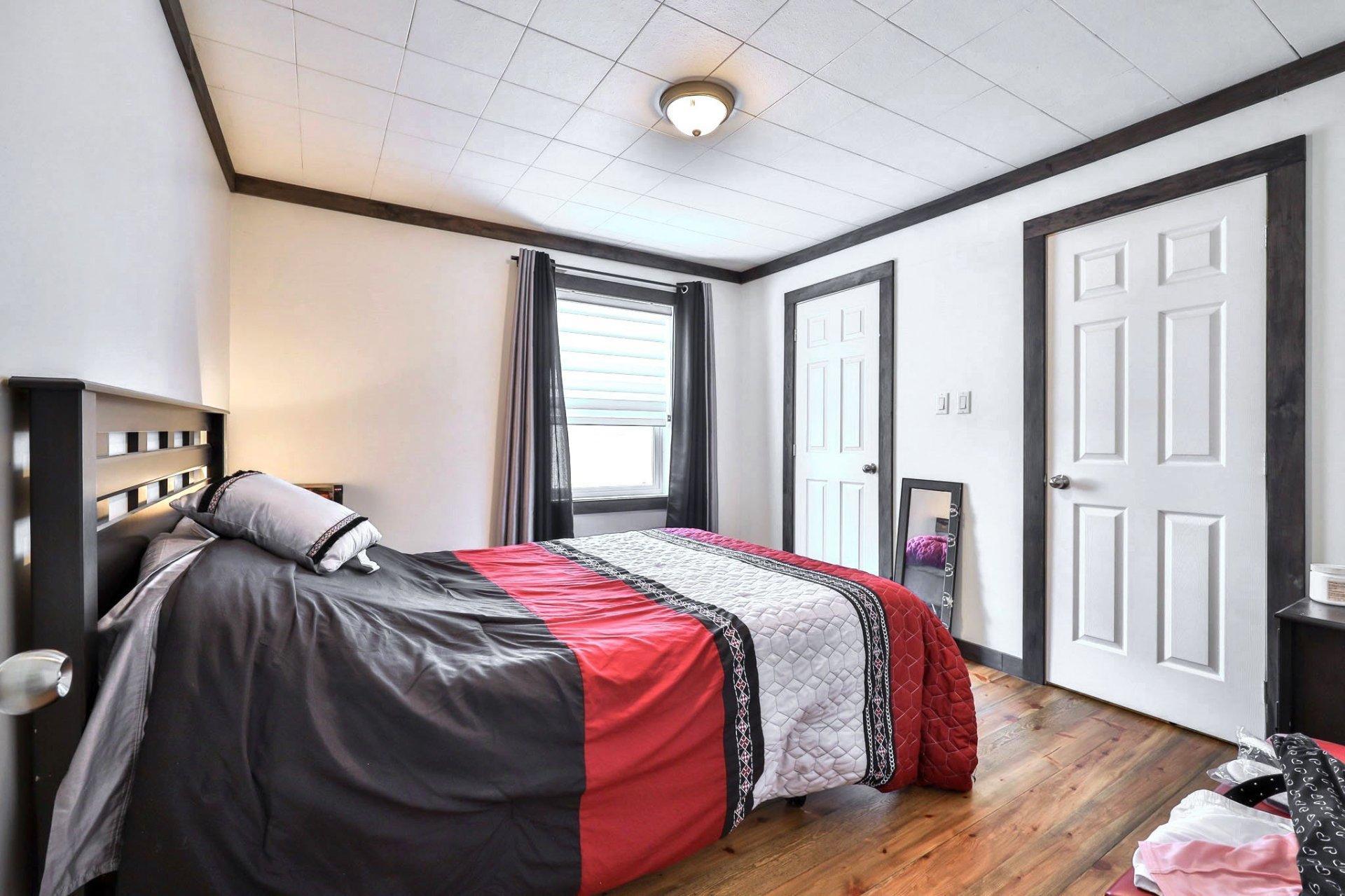 









298


Rue des Oblats

,
Maniwaki,




QC
J9E1G7

