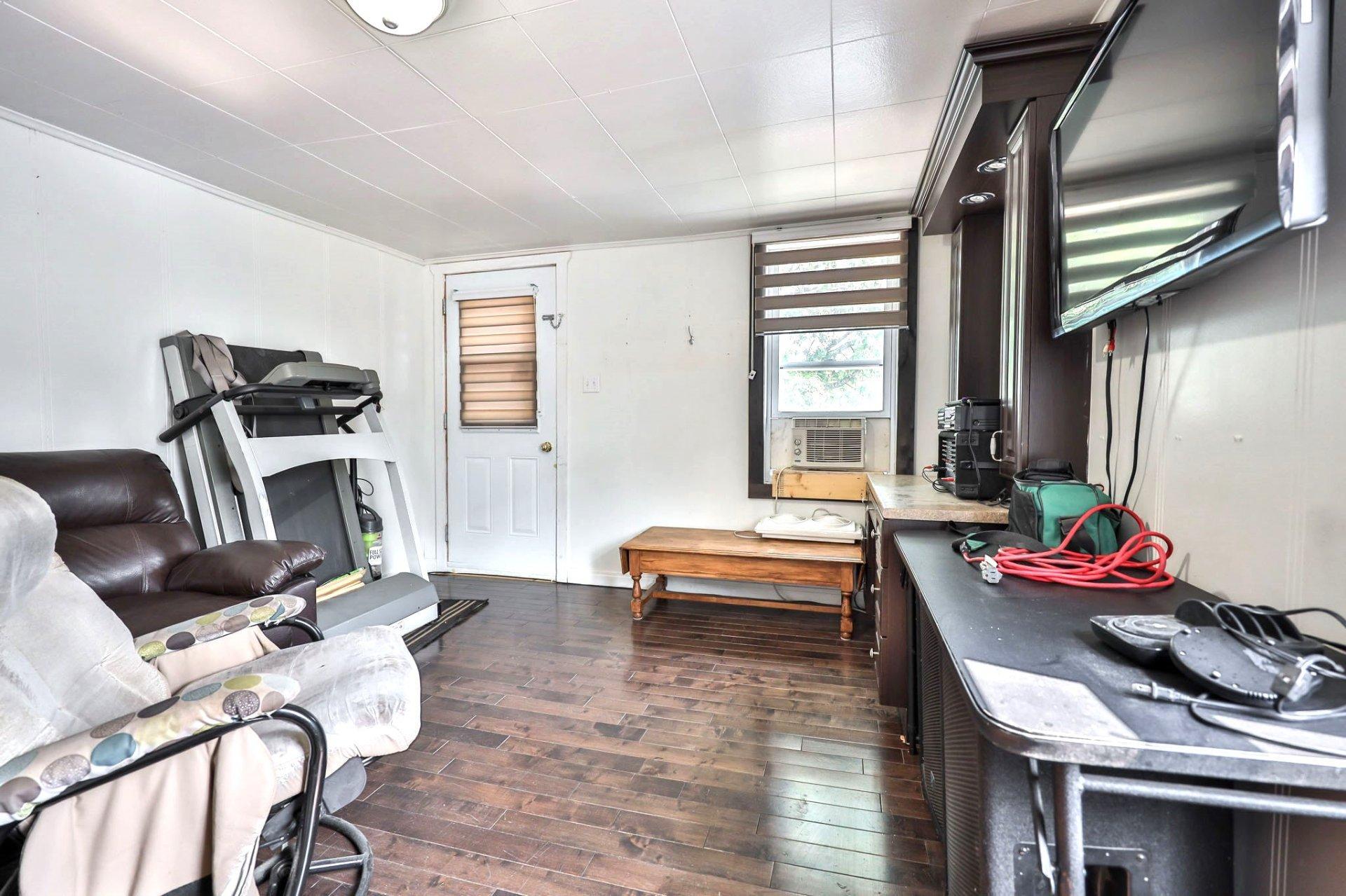 









298


Rue des Oblats

,
Maniwaki,




QC
J9E1G7

