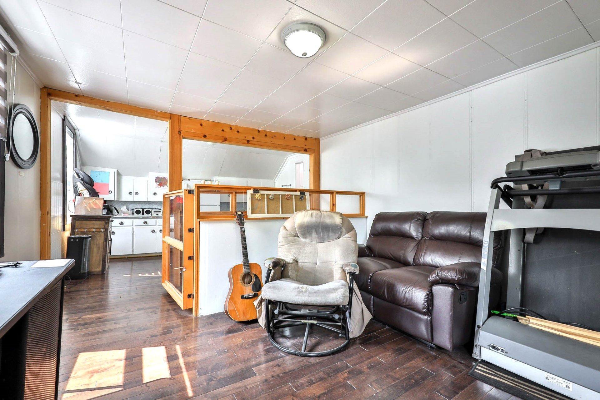 









298


Rue des Oblats

,
Maniwaki,




QC
J9E1G7

