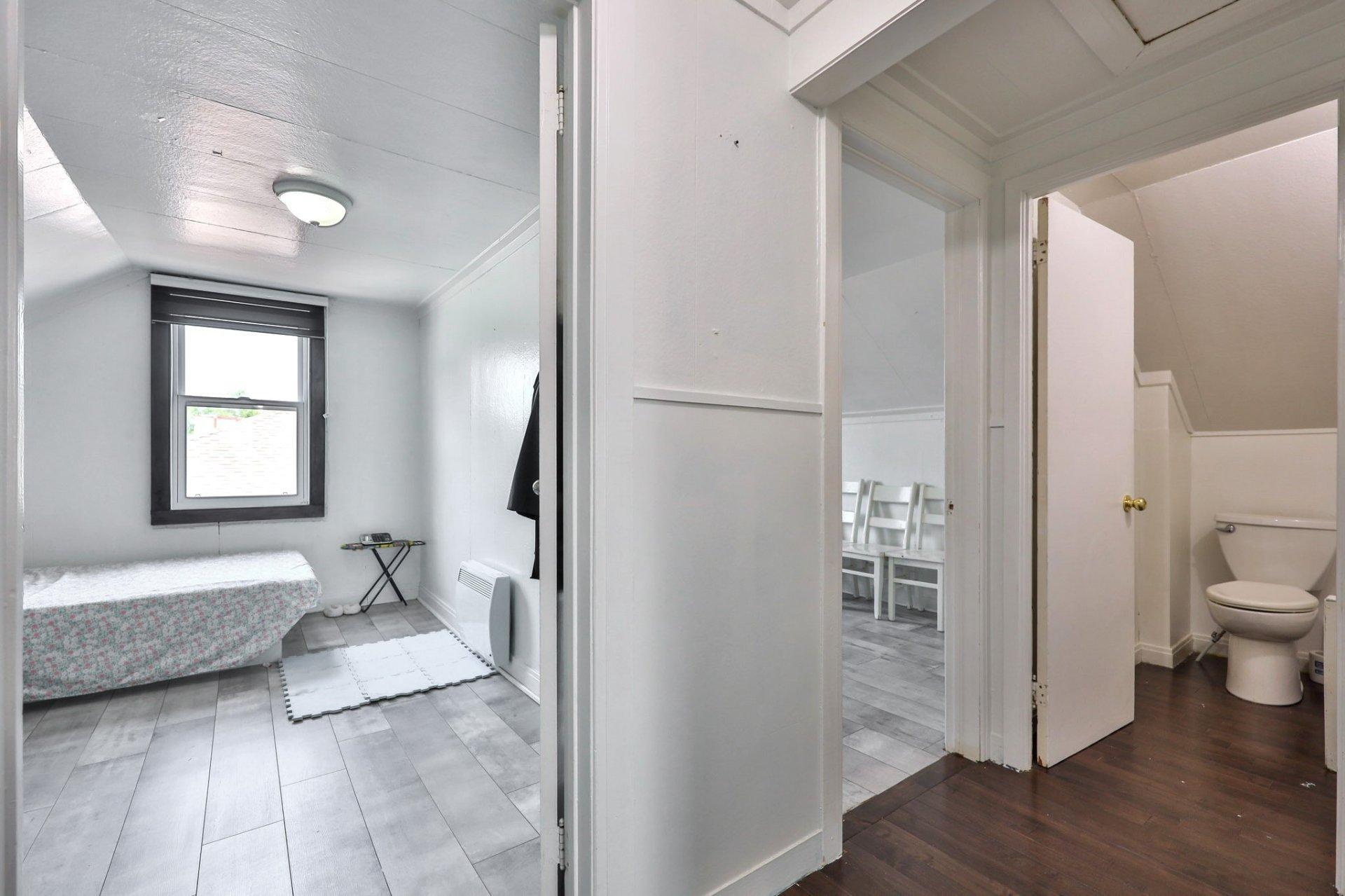 









298


Rue des Oblats

,
Maniwaki,




QC
J9E1G7

