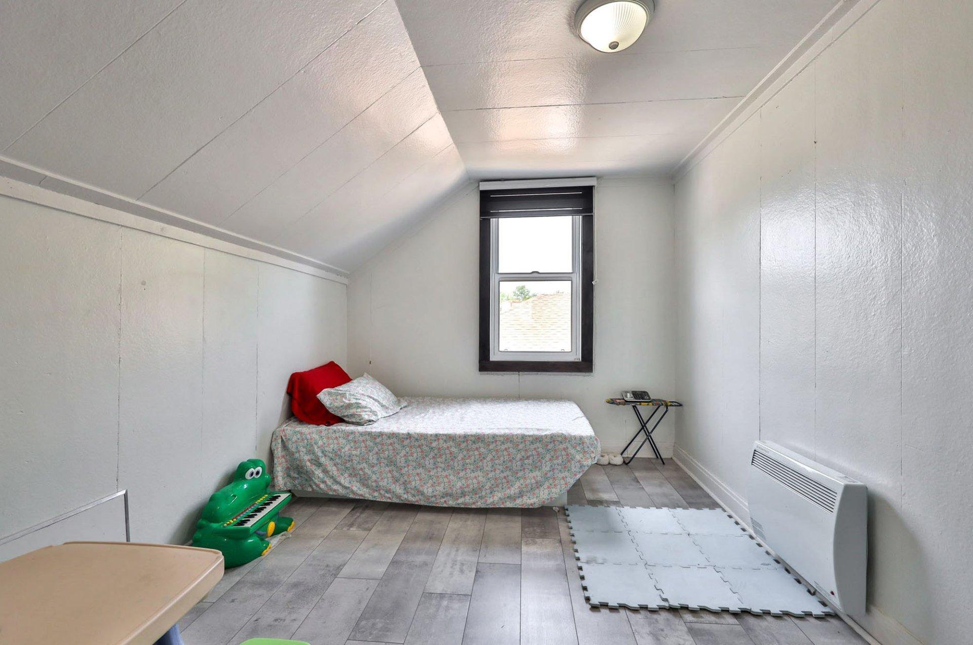 









298


Rue des Oblats

,
Maniwaki,




QC
J9E1G7

