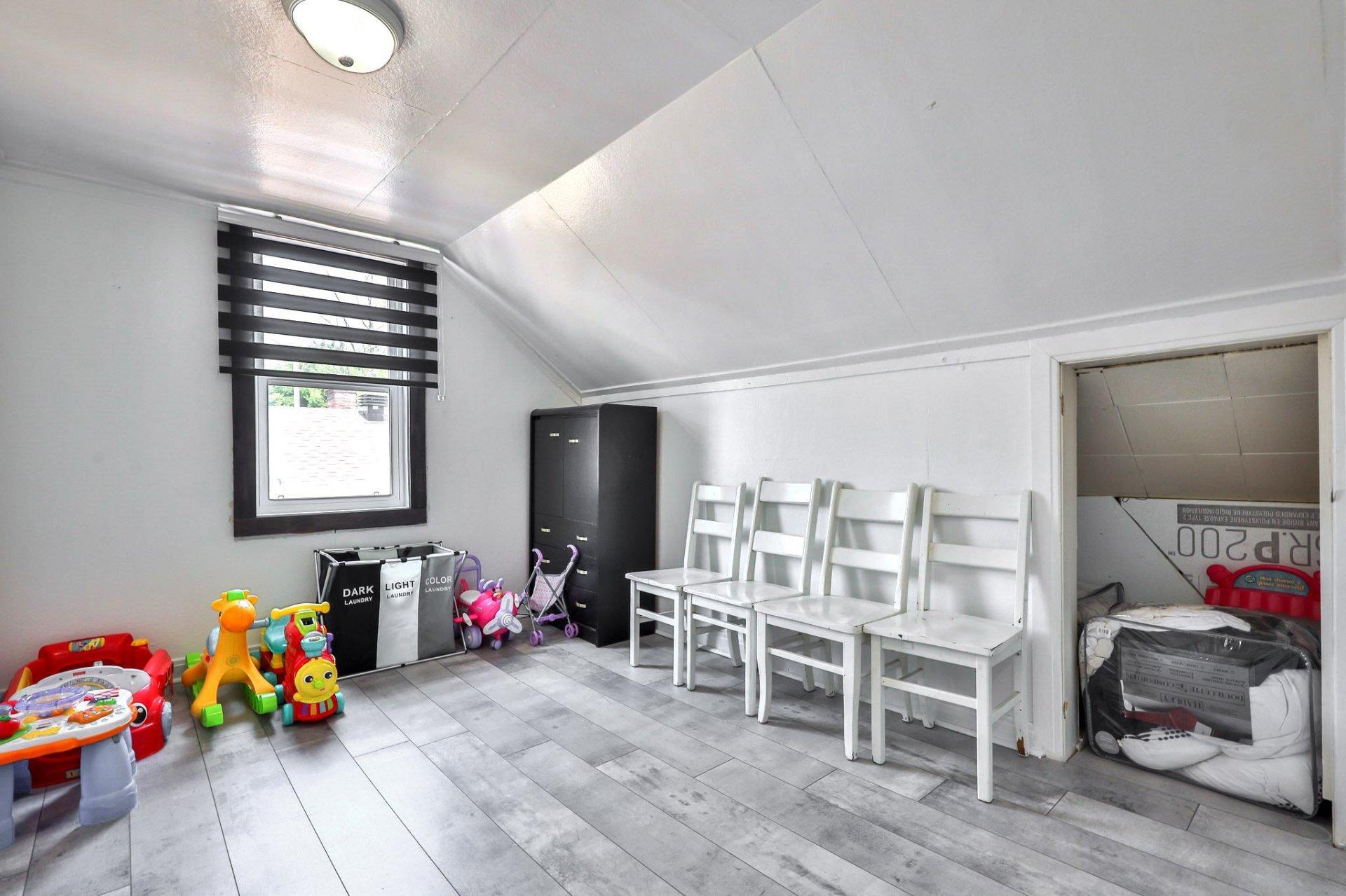 









298


Rue des Oblats

,
Maniwaki,




QC
J9E1G7

