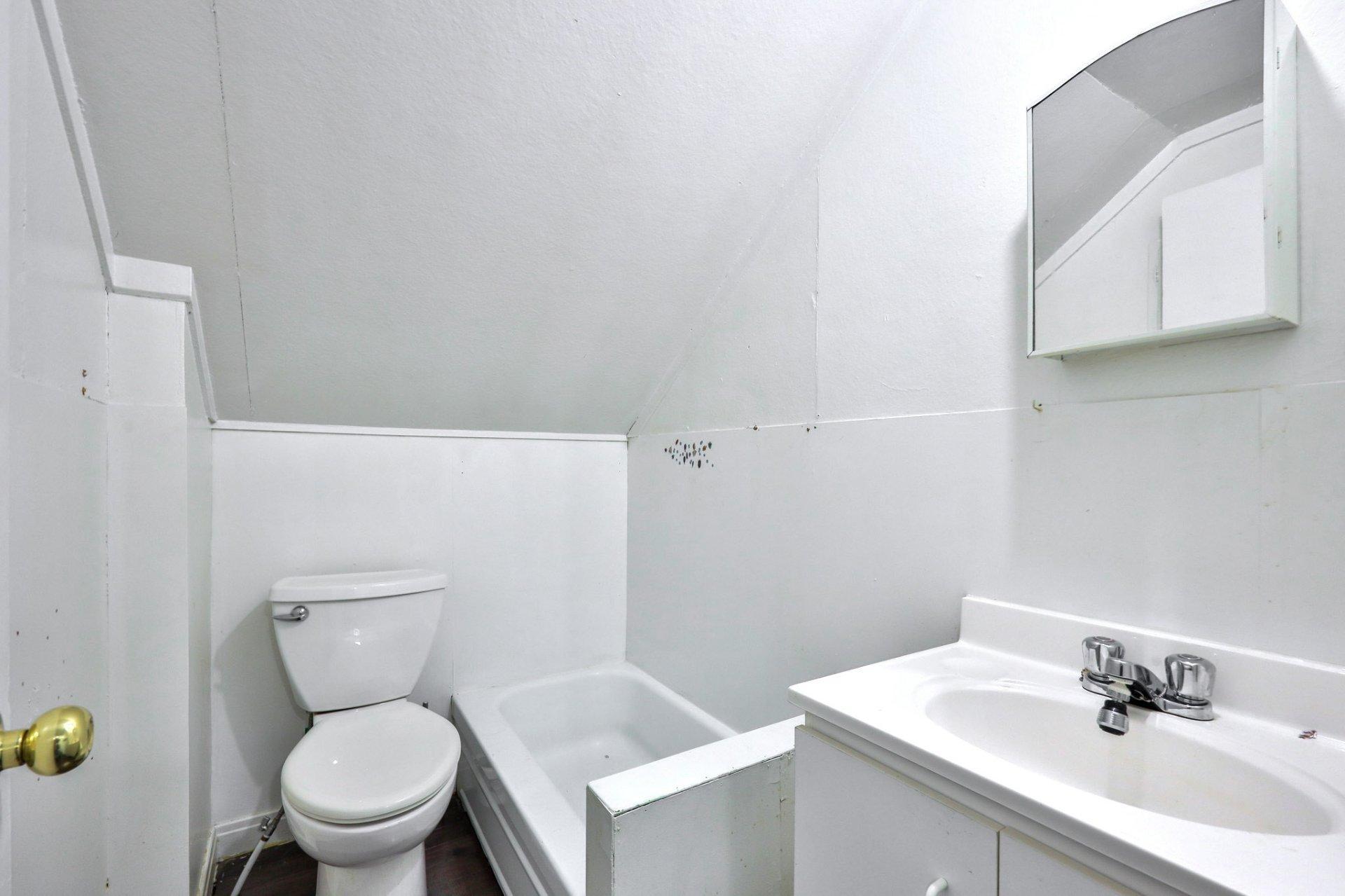 









298


Rue des Oblats

,
Maniwaki,




QC
J9E1G7

