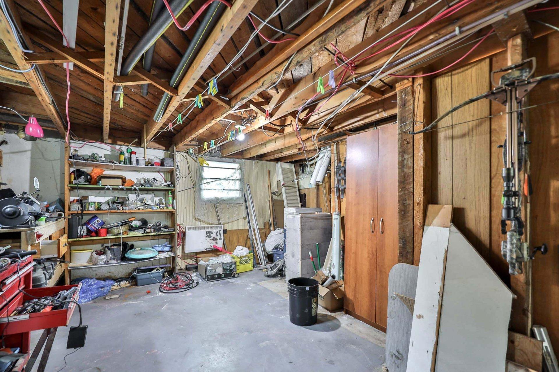 









298


Rue des Oblats

,
Maniwaki,




QC
J9E1G7

