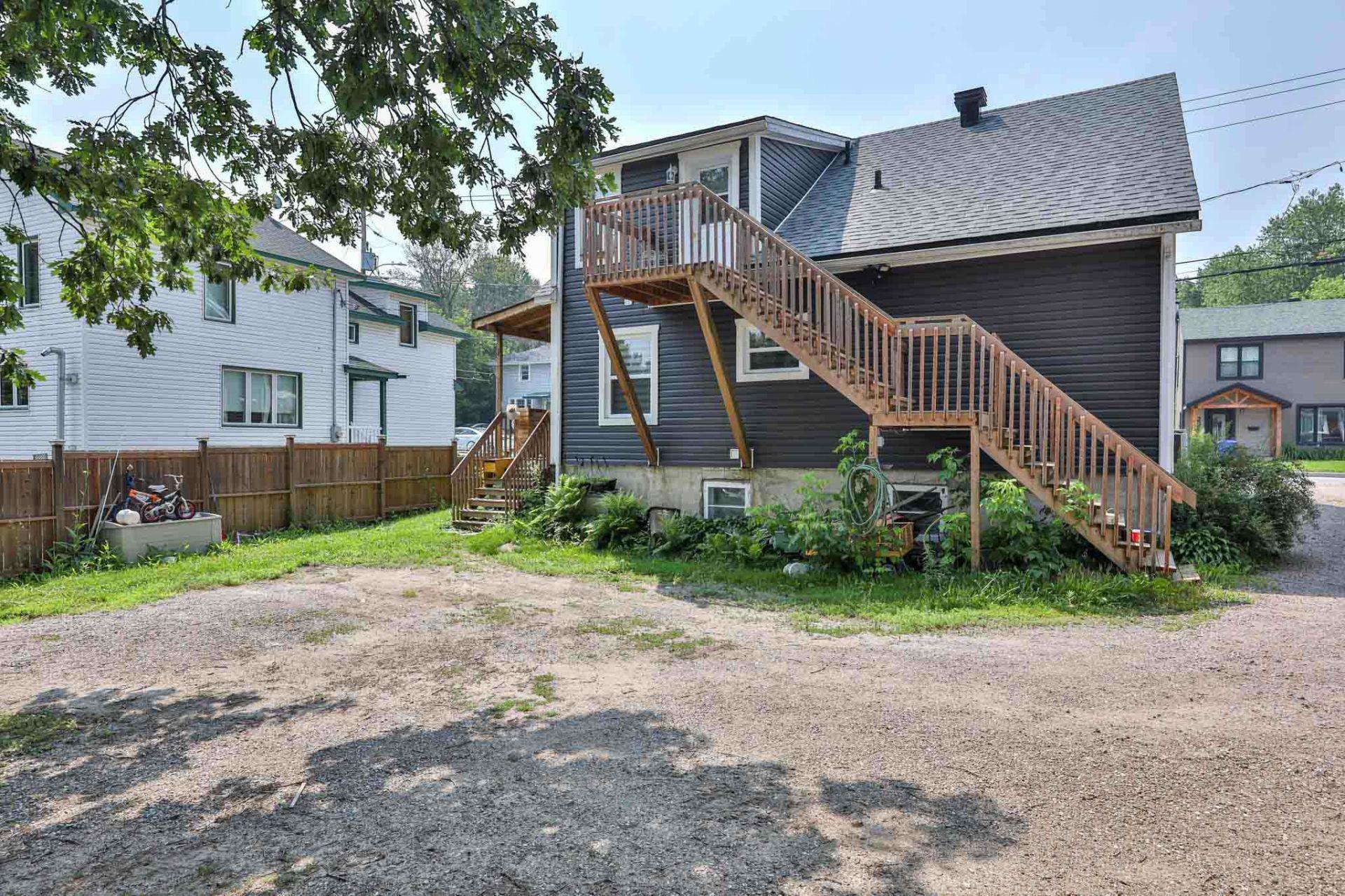 









298


Rue des Oblats

,
Maniwaki,




QC
J9E1G7

