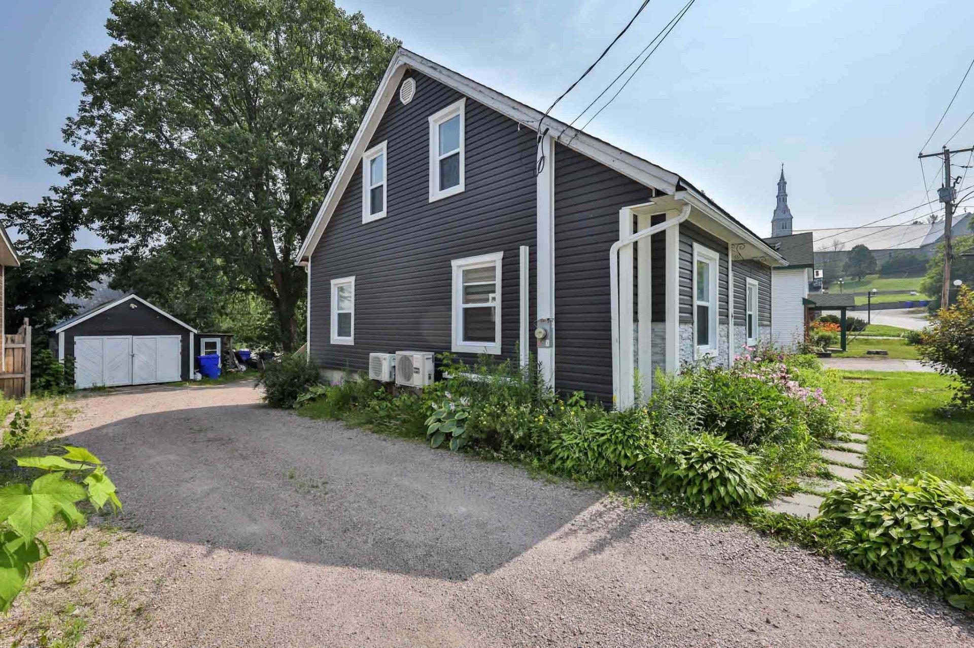 









298


Rue des Oblats

,
Maniwaki,




QC
J9E1G7

