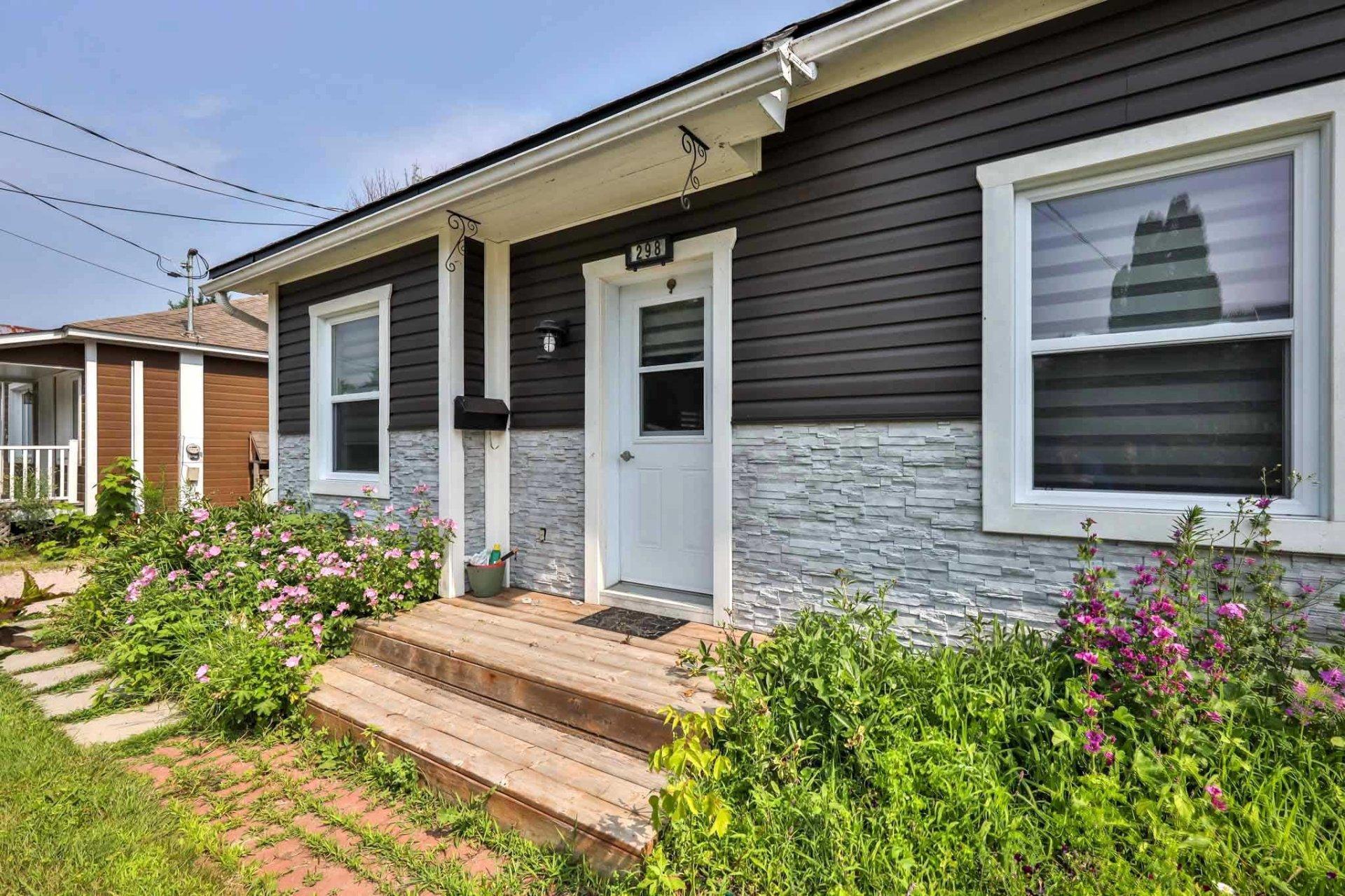 









298


Rue des Oblats

,
Maniwaki,




QC
J9E1G7

