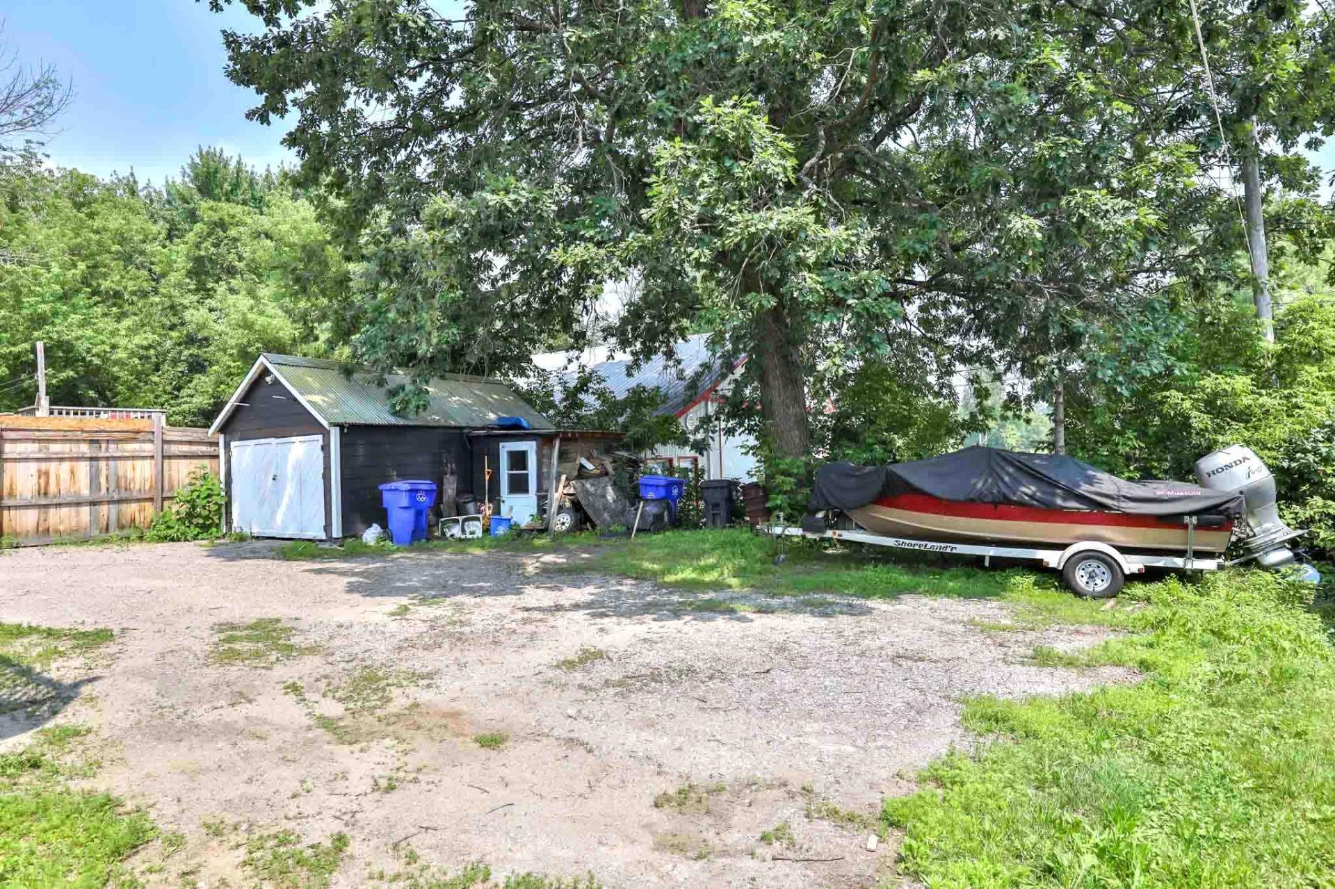 









298


Rue des Oblats

,
Maniwaki,




QC
J9E1G7

