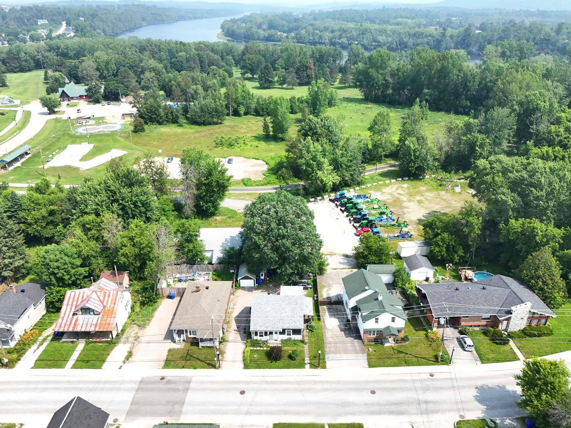 









298


Rue des Oblats

,
Maniwaki,




QC
J9E1G7

