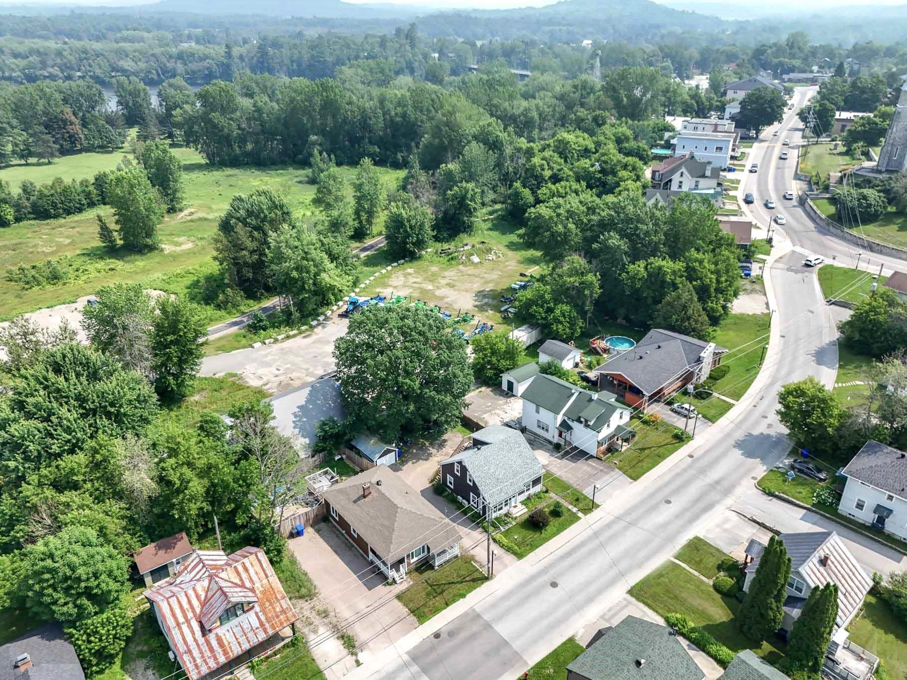 









298


Rue des Oblats

,
Maniwaki,




QC
J9E1G7

