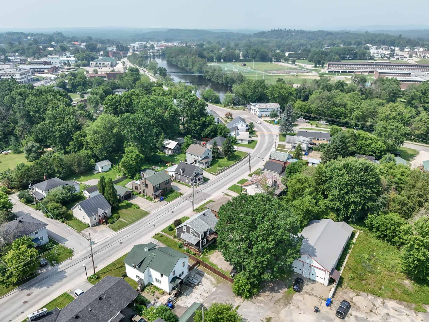 









298


Rue des Oblats

,
Maniwaki,




QC
J9E1G7

