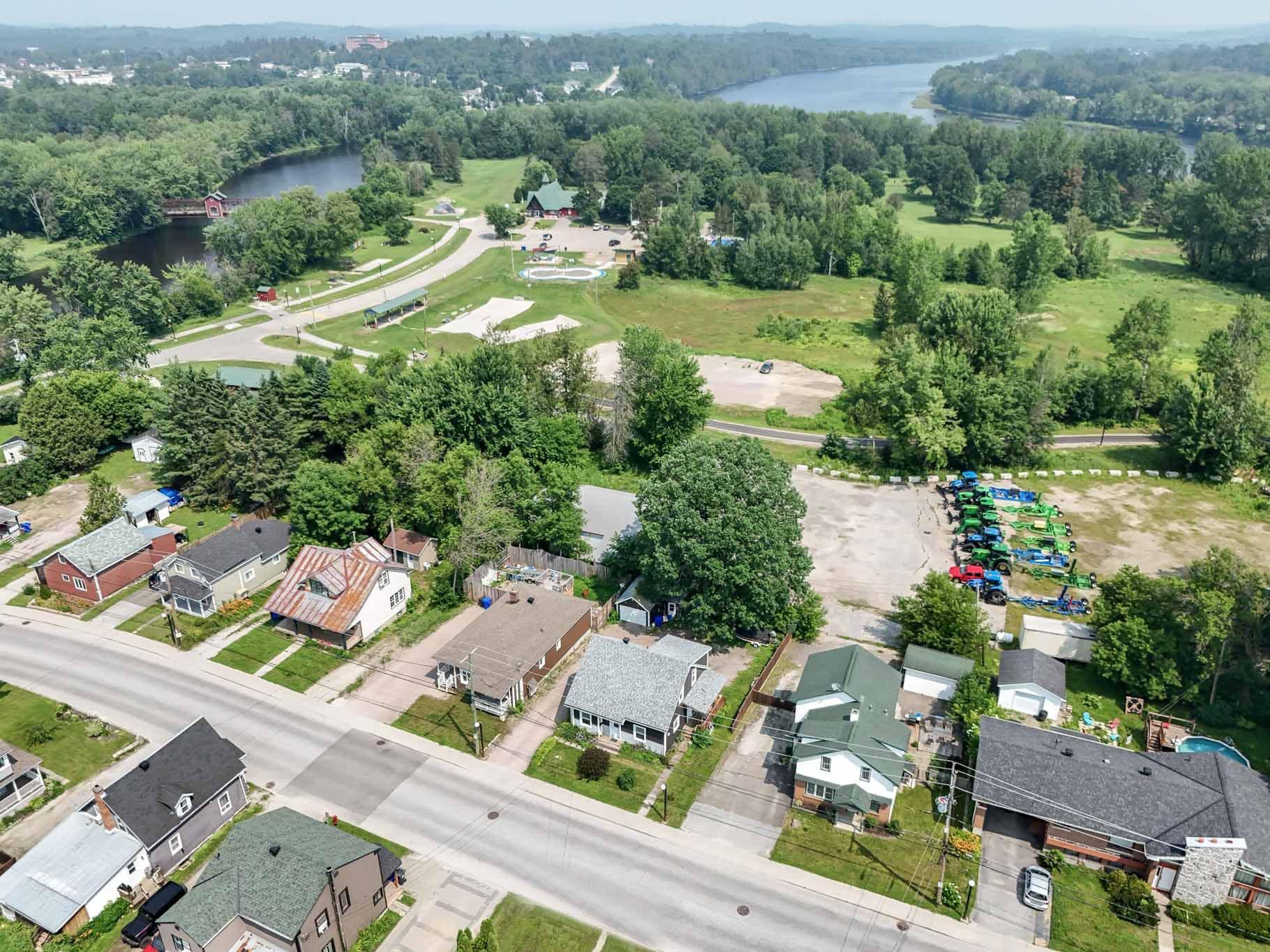 









298


Rue des Oblats

,
Maniwaki,




QC
J9E1G7

