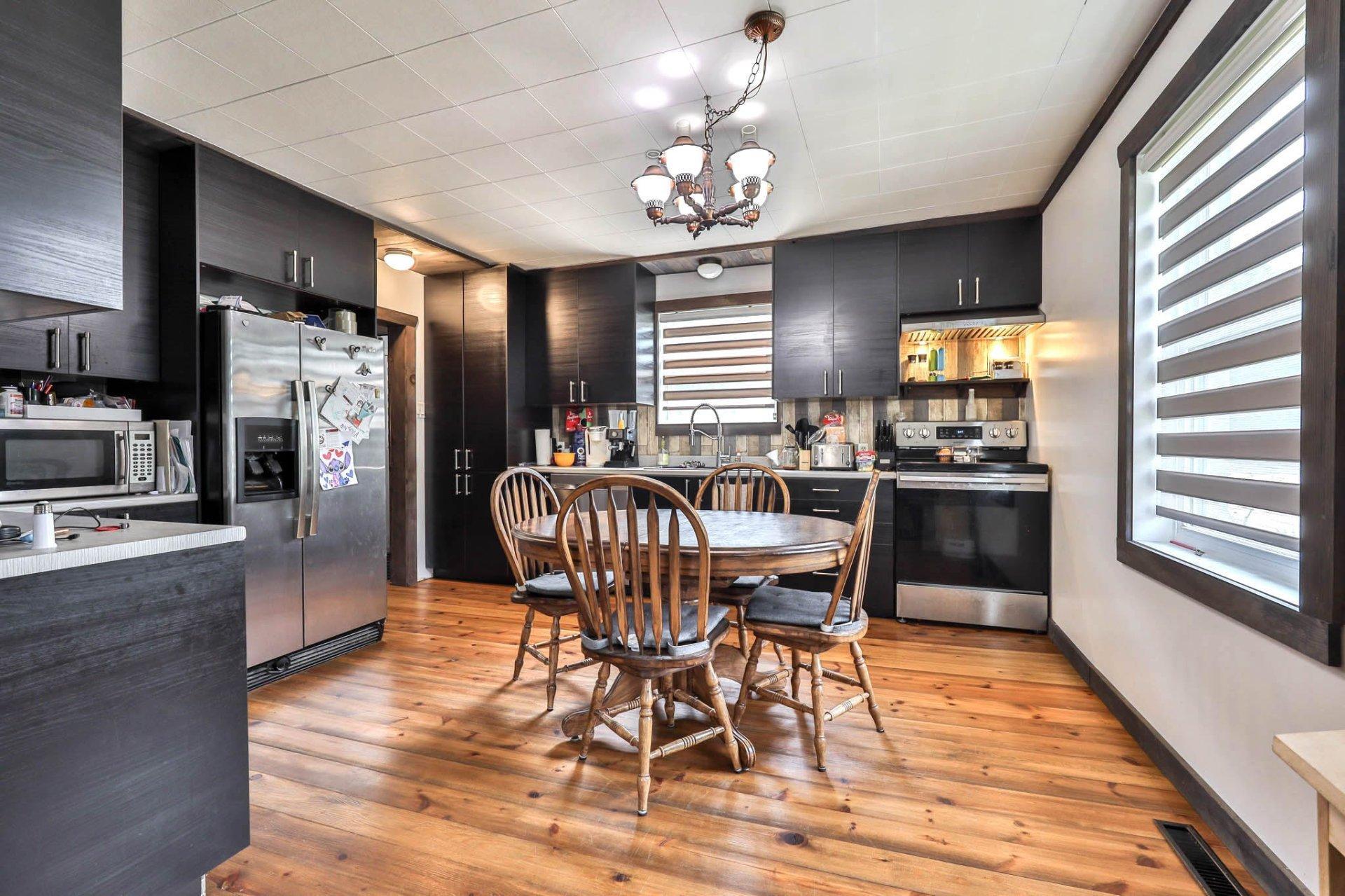 









298


Rue des Oblats

,
Maniwaki,




QC
J9E1G7

