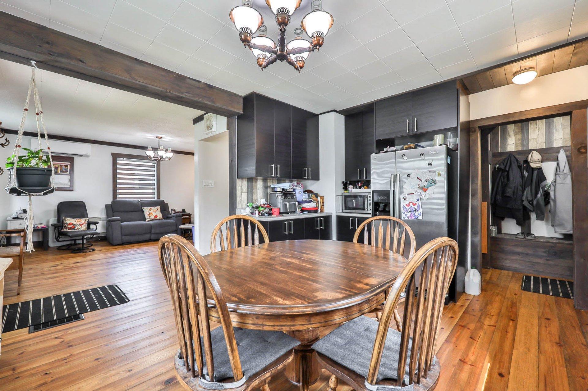 









298


Rue des Oblats

,
Maniwaki,




QC
J9E1G7

