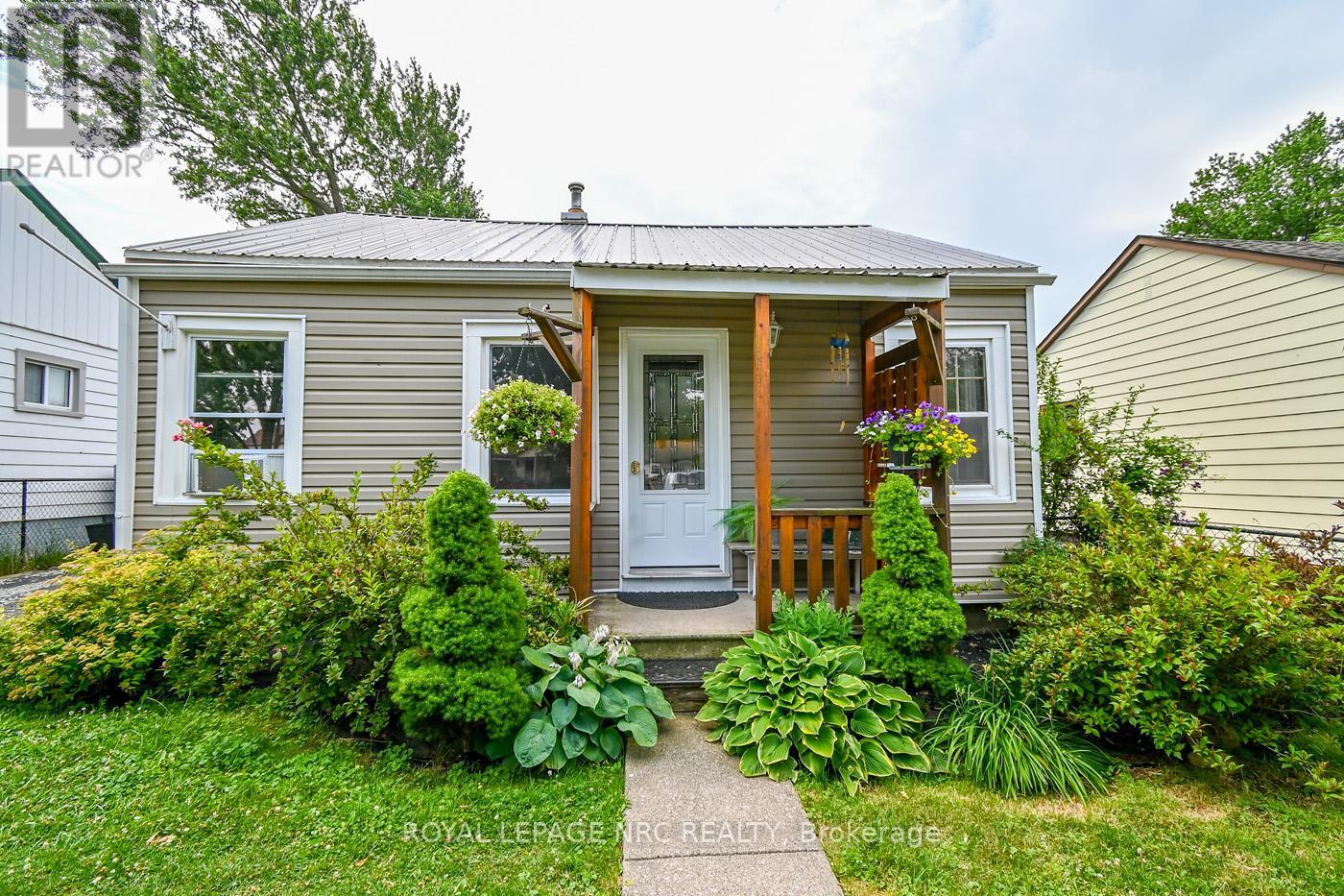 












17 DUNKIRK COURT

,
Welland (Lincoln/Crowland),




Ontario
L3B4V9

