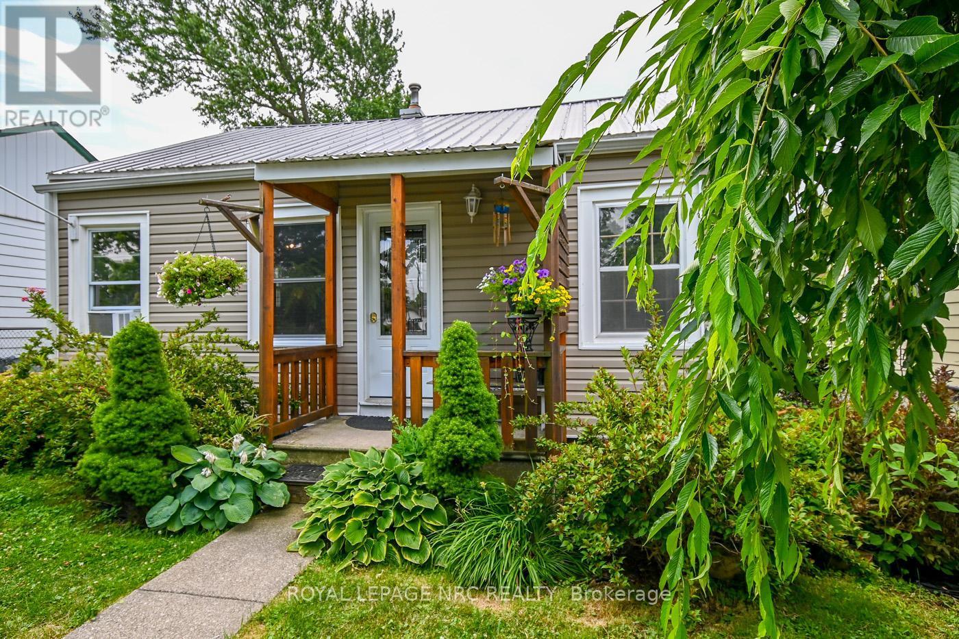 












17 DUNKIRK COURT

,
Welland (Lincoln/Crowland),




Ontario
L3B4V9

