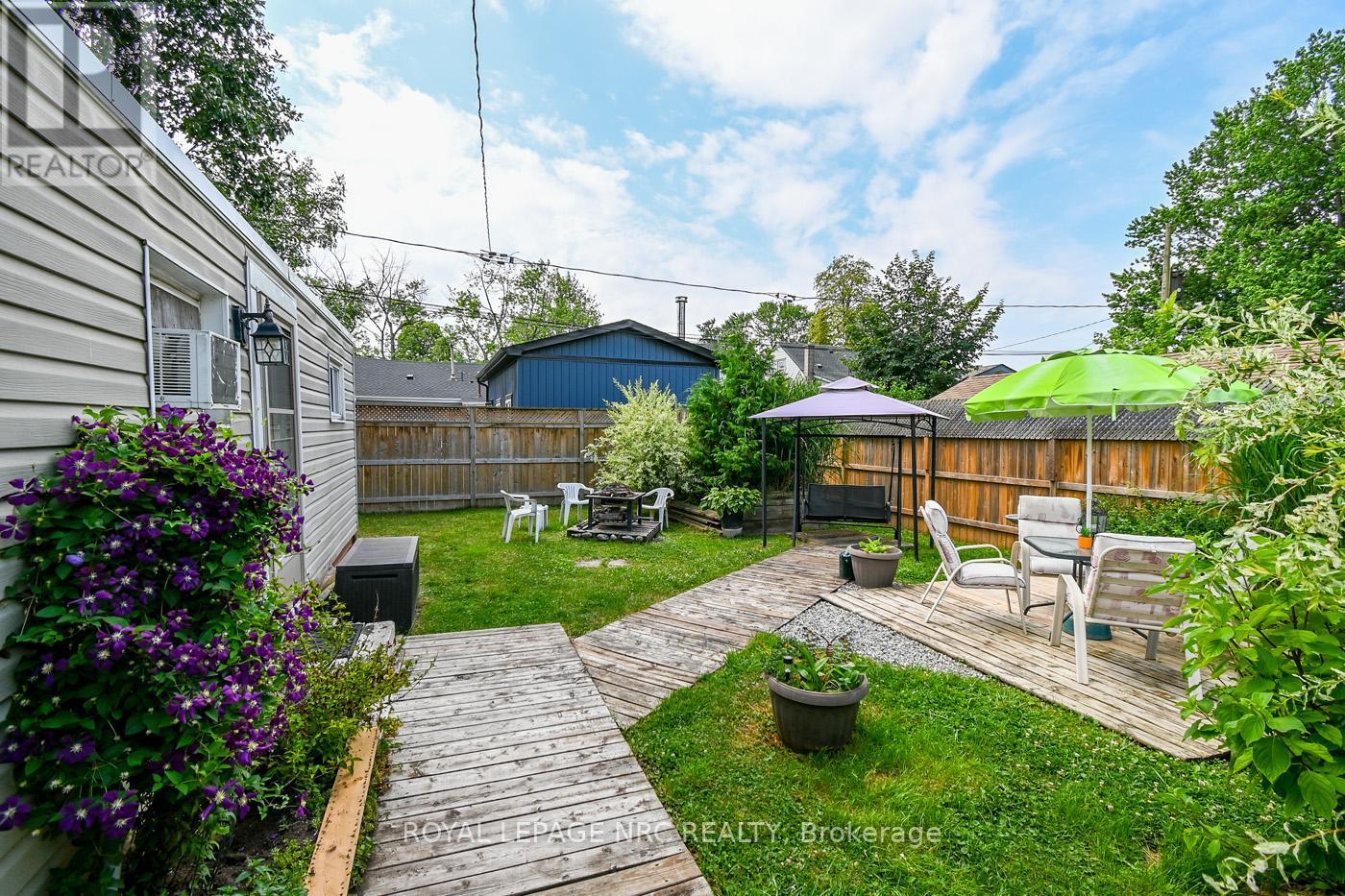 












17 DUNKIRK COURT

,
Welland (Lincoln/Crowland),




Ontario
L3B4V9

