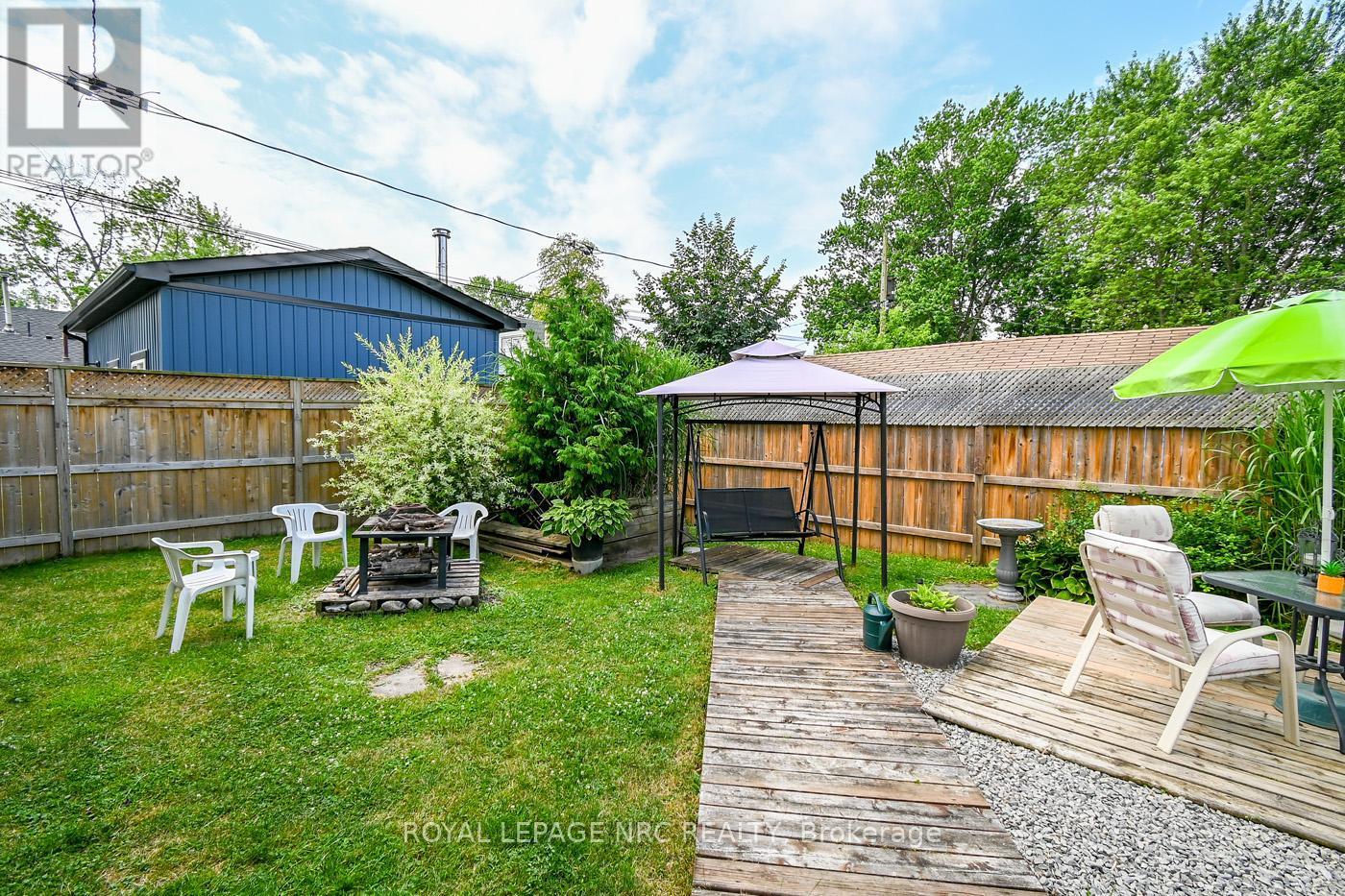 












17 DUNKIRK COURT

,
Welland (Lincoln/Crowland),




Ontario
L3B4V9

