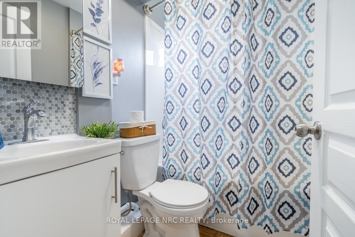 












17 DUNKIRK COURT

,
Welland (Lincoln/Crowland),




Ontario
L3B4V9

