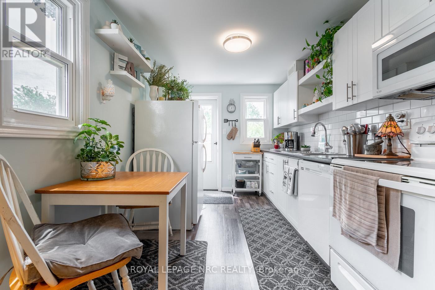 












17 DUNKIRK COURT

,
Welland (Lincoln/Crowland),




Ontario
L3B4V9

