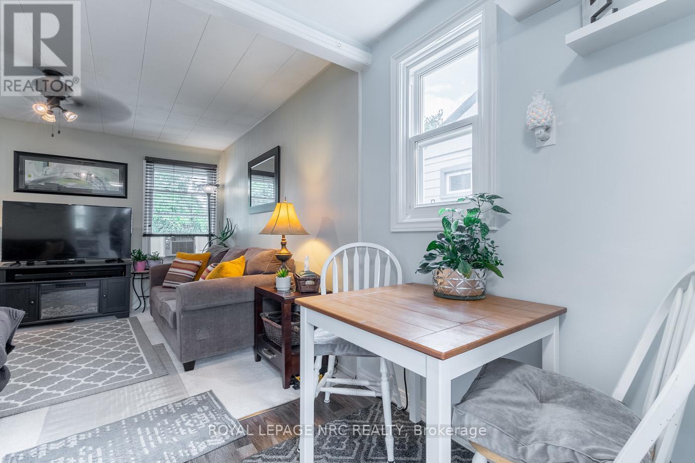 












17 DUNKIRK COURT

,
Welland (Lincoln/Crowland),




Ontario
L3B4V9

